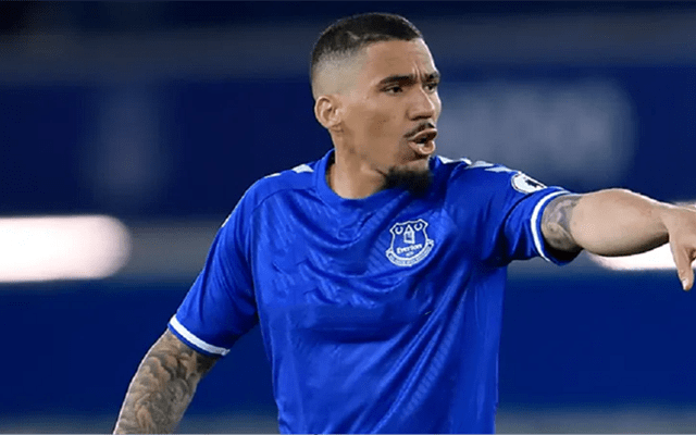 包含今晚英超焦点战，瓦伦西亚完成体检，赛场秩序良好，数据趋势出现新变化的词条