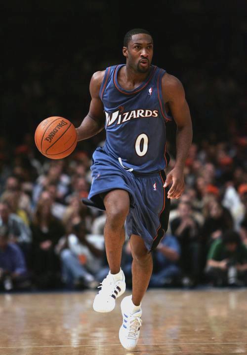 NBA季后赛今晨走向成谜；华盛顿奇才单刀错失；更衣室稳定；轮换策略成焦点的简单介绍