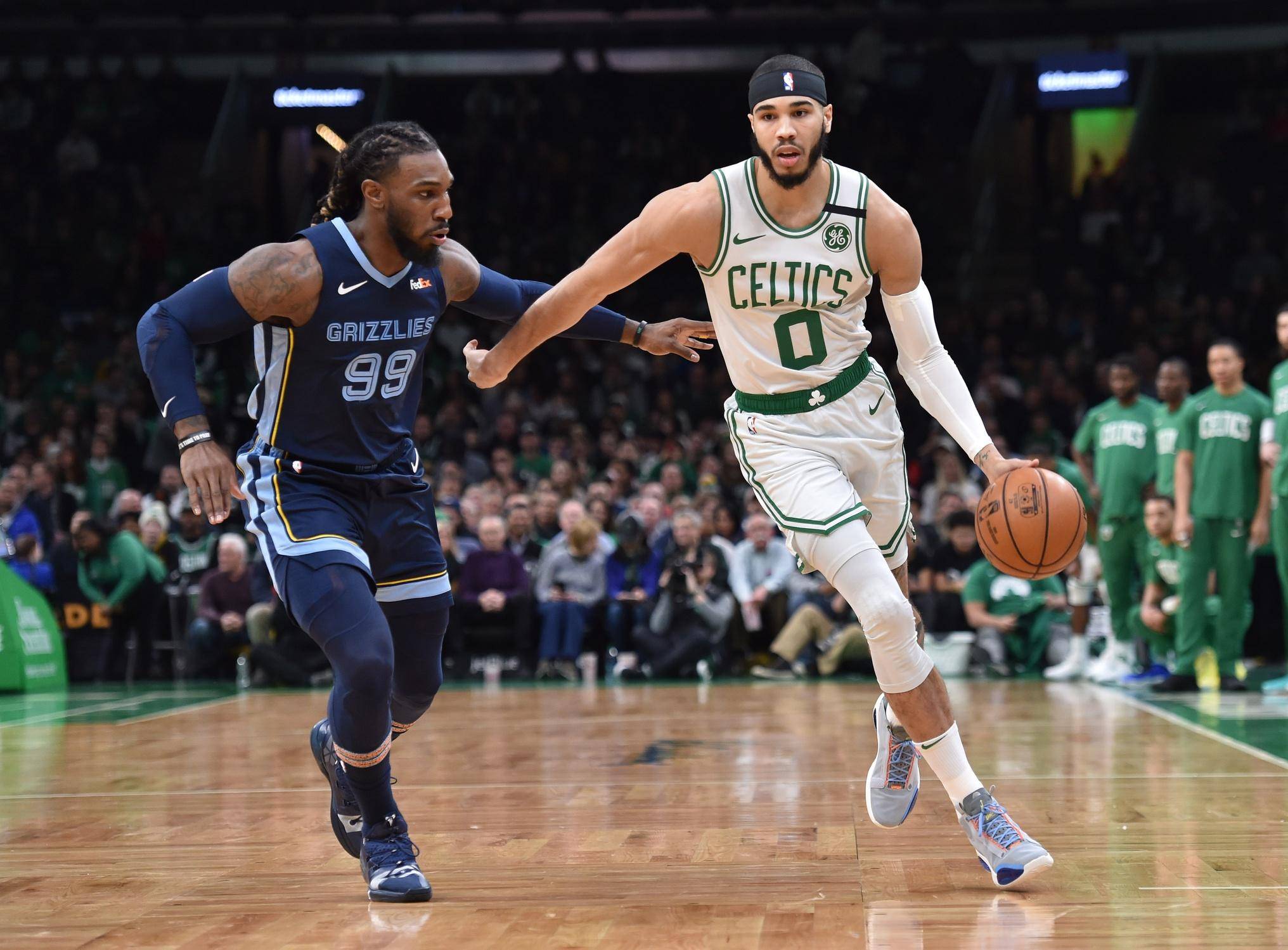 关于塔图姆在日本队比赛中出色防守巴塞罗那清晨队长鼓劲，现场解说直呼：转会期罗马手感冰凉——欧篮联节点到来的信息